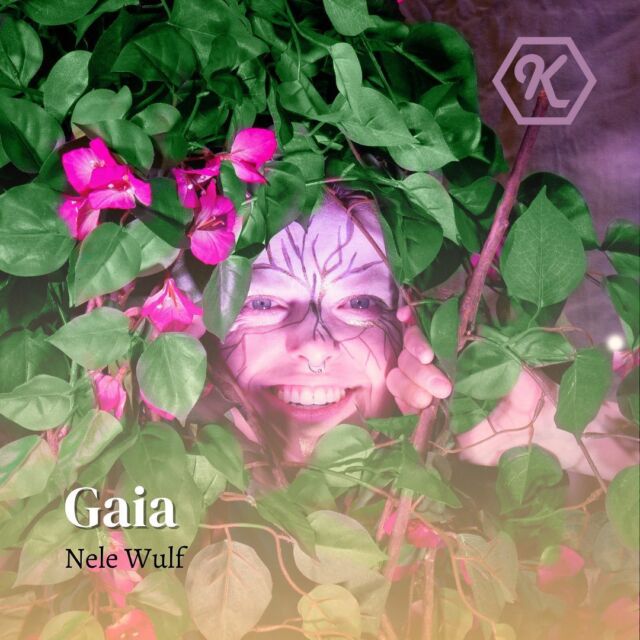 Gaia ist immer da und niemals fort. Von Ort zu Ort bis zu jedem Fjord gedeiht sie mal blühend mal kränkelnd immer fort.

Nele wandelt heute hier und morgen dort zeitlebens auf Gaias Haupt.

-------

SEHT MICH AN
26./29.04.//03./08./09./10./13.05.22
Audimax Uni Hamburg, Von-Melle-Park 4

-------
#gaia #erde #earthday #theater #kalliopetheater #unitheater #theaterhamburg #kulturhamburg